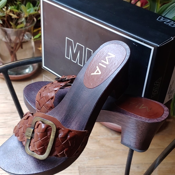 MIA Shoes - SOLD. Ladies sandal